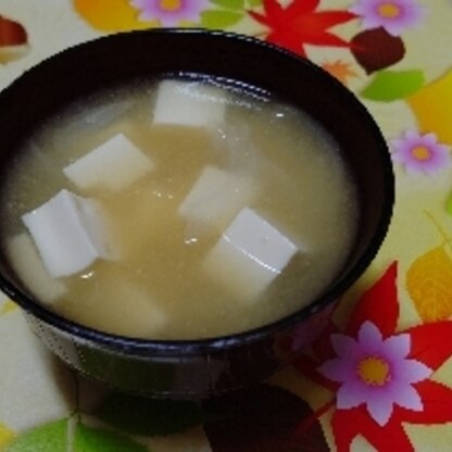 玉ねぎの甘みと柔らかい豆腐の味噌汁で美味しかったです。
